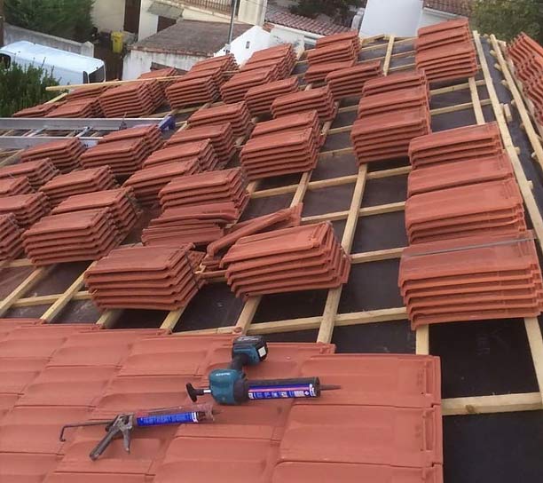 HD PRO ROOF : artisan couvreur en Belgique : Région Flamande, Wallonne et Bruxelles : Travaux de couverture, zinguerie, nettoyage démoussage peinture hydrofuge toiture, étanchéité toit terrasse, isolation toit / comble, traitement bois charpente,, nettoyage, démoussage, imperméabilisation, ravalement peinture façade, pose débardage et nettoyage des extérieurs. Intervention en Belgique : Région Flamande, Wallonne et Bruxelles